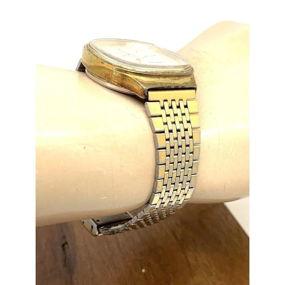 Waltham Mens Watch Vintage Quartz Silver Dial Day Date 33mm Gold Steel B…